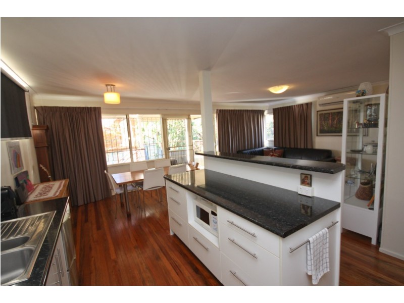 84 McIlwraith Avenue, Norman Park QLD 4170