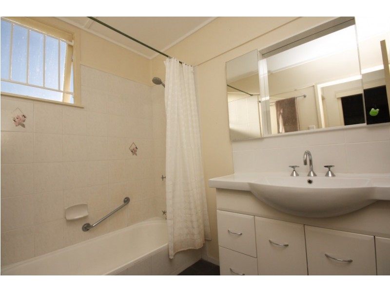 84 McIlwraith Avenue, Norman Park QLD 4170