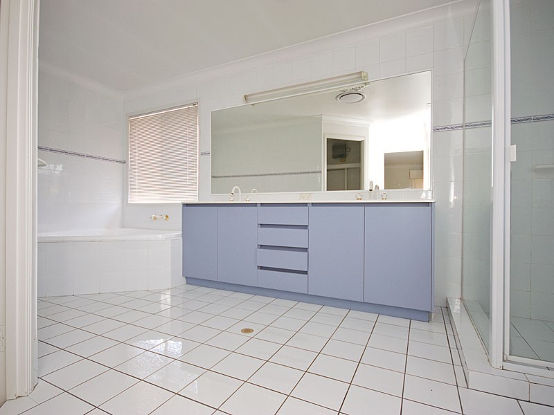 61 Holborn Crescent, Carindale QLD 4152