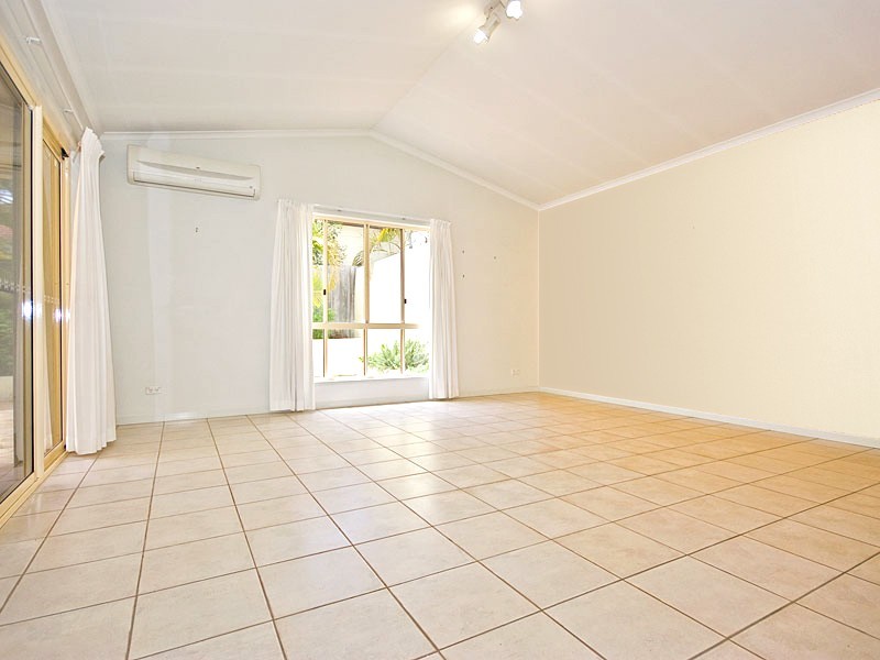 61 Holborn Crescent, Carindale QLD 4152