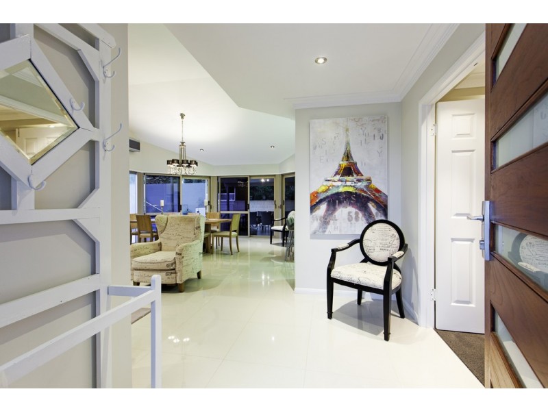 8 Carnegie Court, Carindale QLD 4152