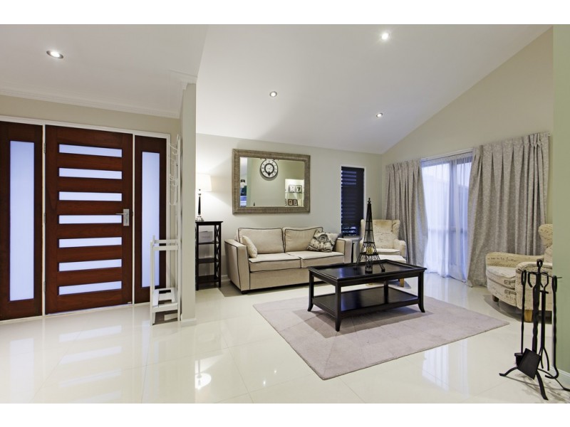 8 Carnegie Court, Carindale QLD 4152