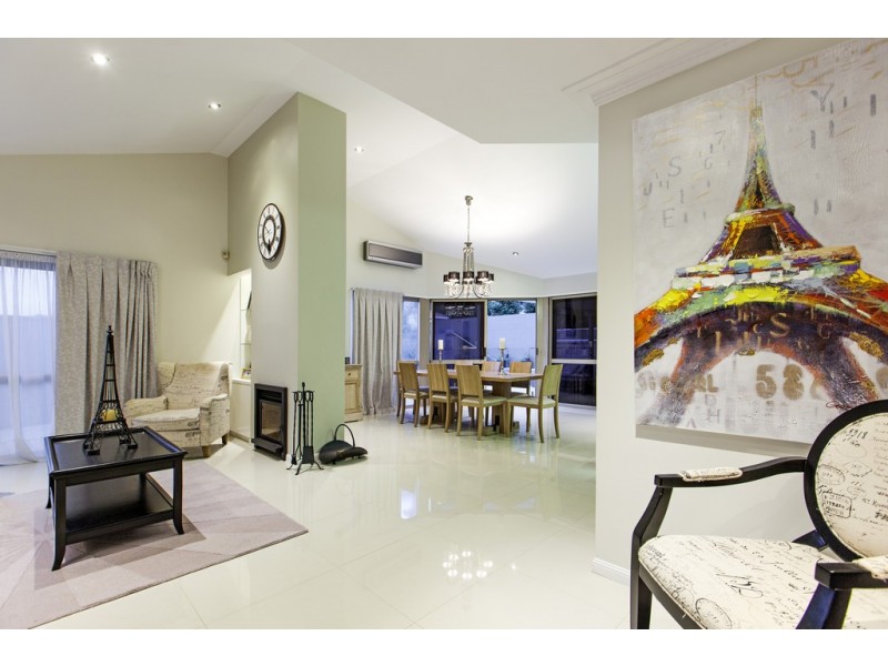 8 Carnegie Court, Carindale QLD 4152