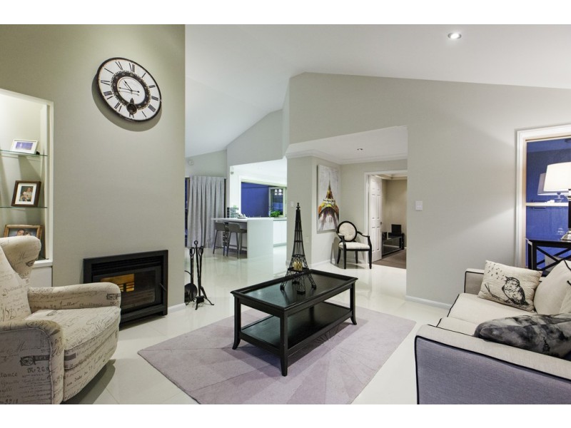 8 Carnegie Court, Carindale QLD 4152