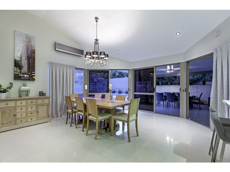 8 Carnegie Court, Carindale QLD 4152