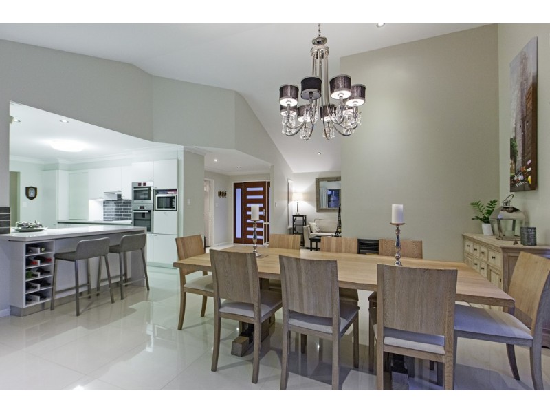 8 Carnegie Court, Carindale QLD 4152