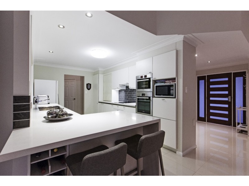 8 Carnegie Court, Carindale QLD 4152