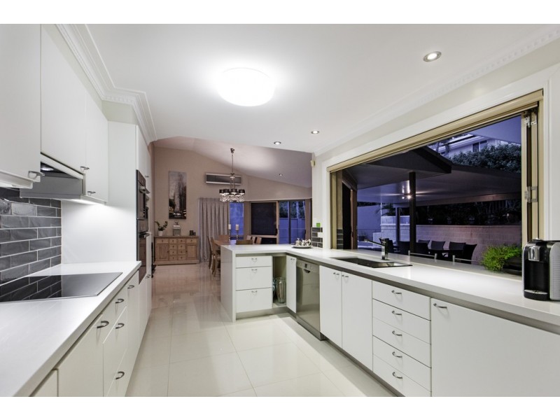 8 Carnegie Court, Carindale QLD 4152