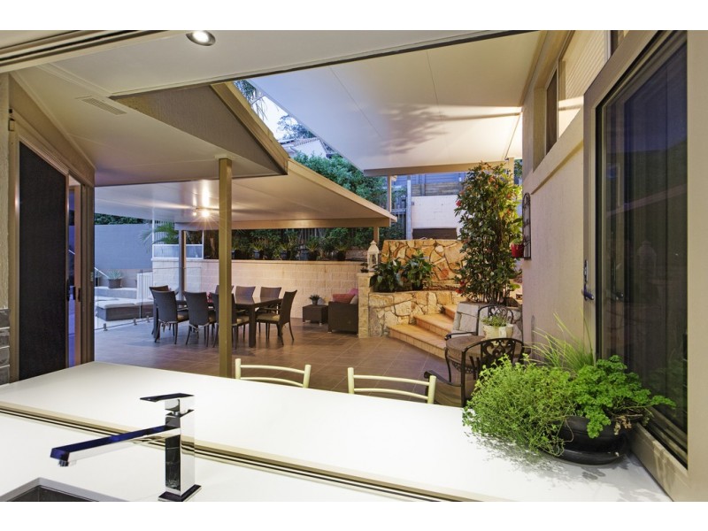 8 Carnegie Court, Carindale QLD 4152