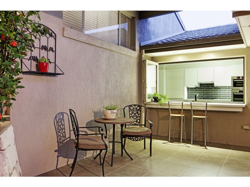 8 Carnegie Court, Carindale QLD 4152