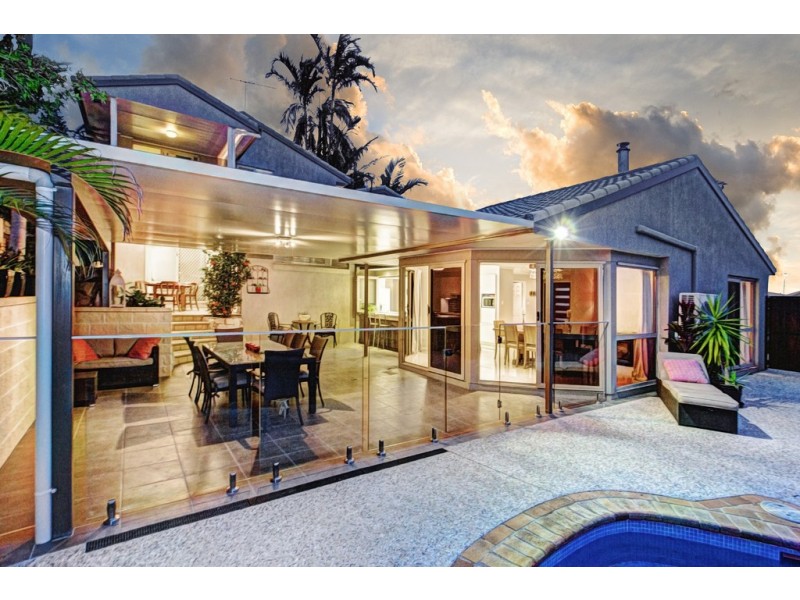 8 Carnegie Court, Carindale QLD 4152