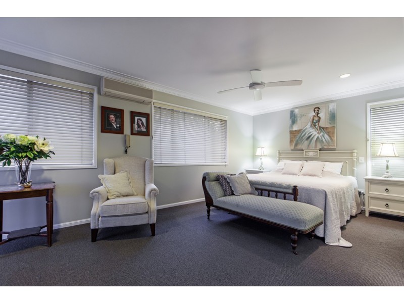 8 Carnegie Court, Carindale QLD 4152