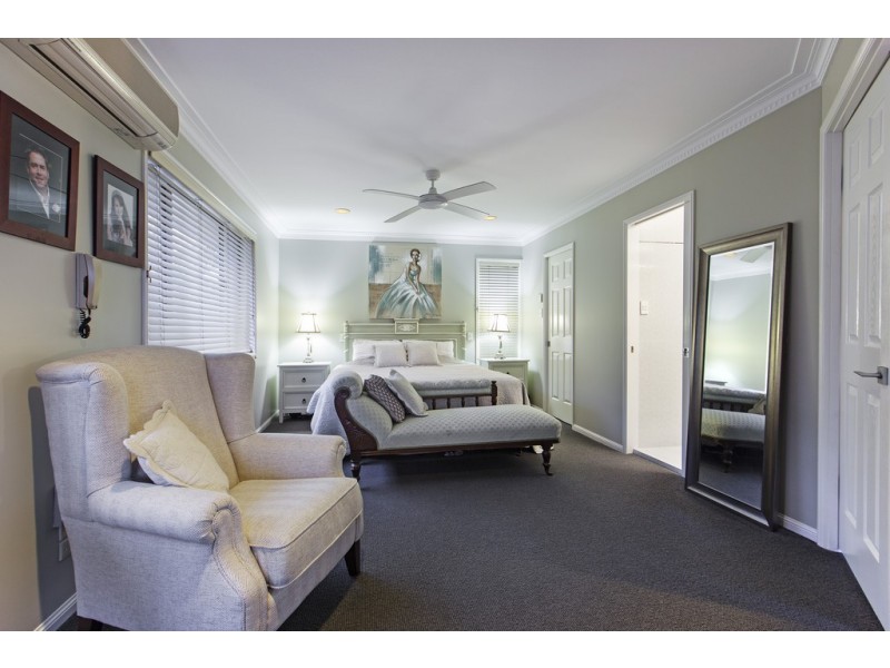 8 Carnegie Court, Carindale QLD 4152