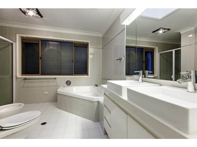 8 Carnegie Court, Carindale QLD 4152