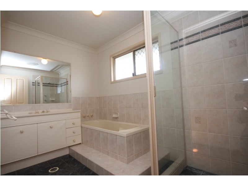 6 Oxford Close, Carindale QLD 4152