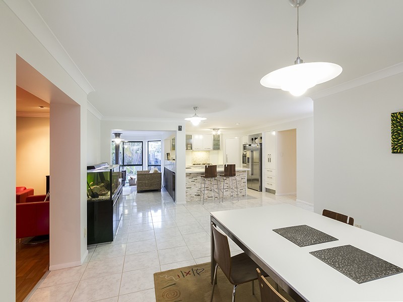 10 Windermere Crescent, Carindale QLD 4152