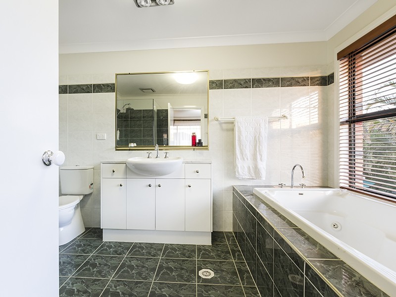 10 Windermere Crescent, Carindale QLD 4152