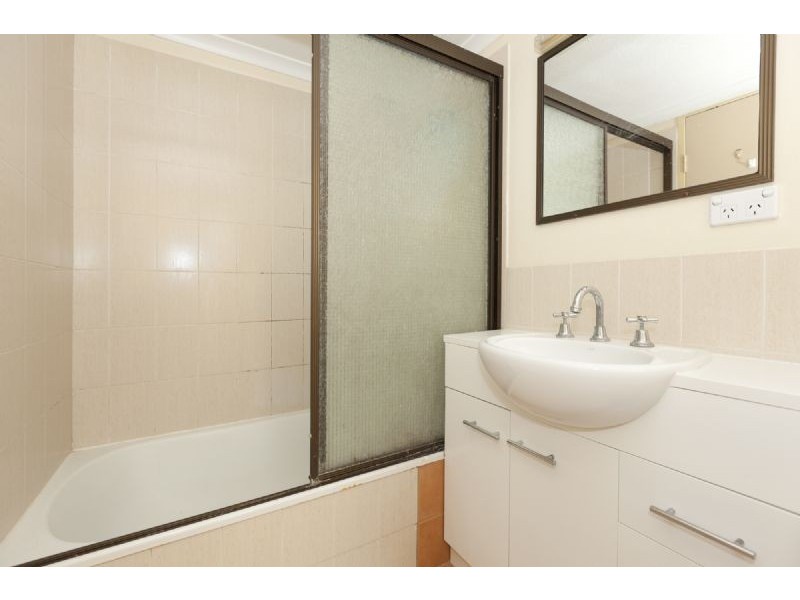 2/12 Crown Street, Holland Park West QLD 4121