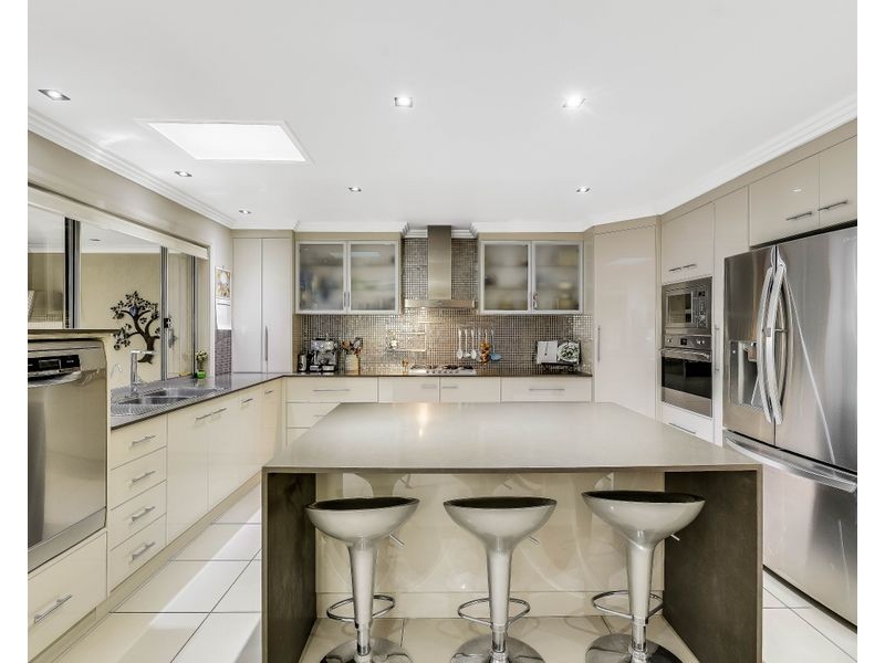 15 Coventry Court, Mount Lofty QLD 4350