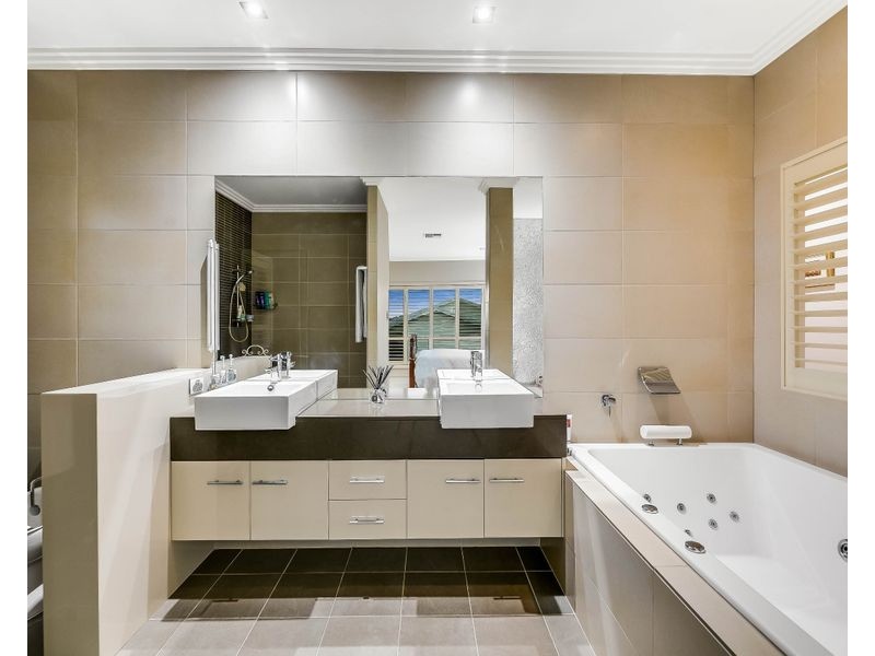 15 Coventry Court, Mount Lofty QLD 4350