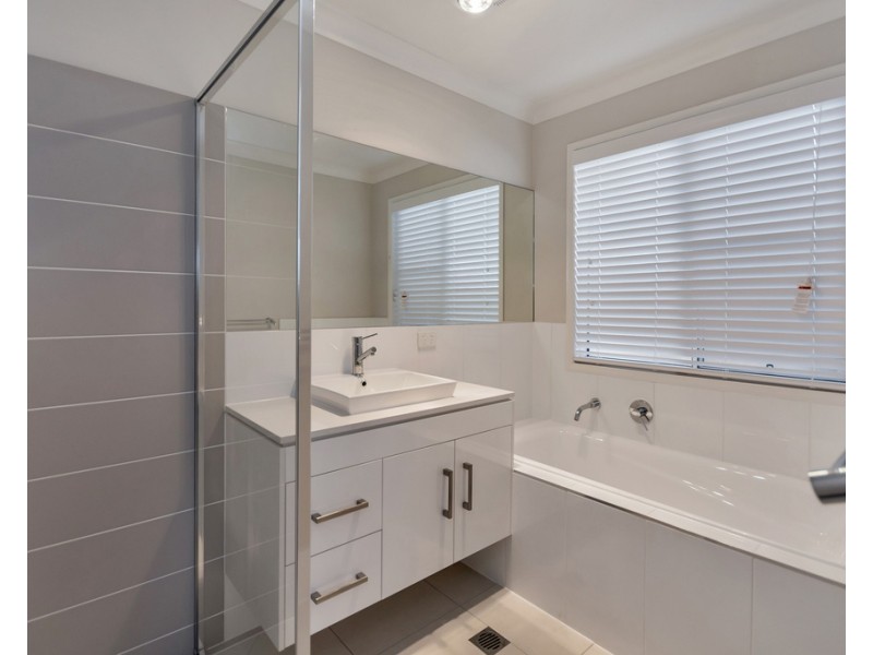 2/11 Furness Court, Kearneys Spring QLD 4350