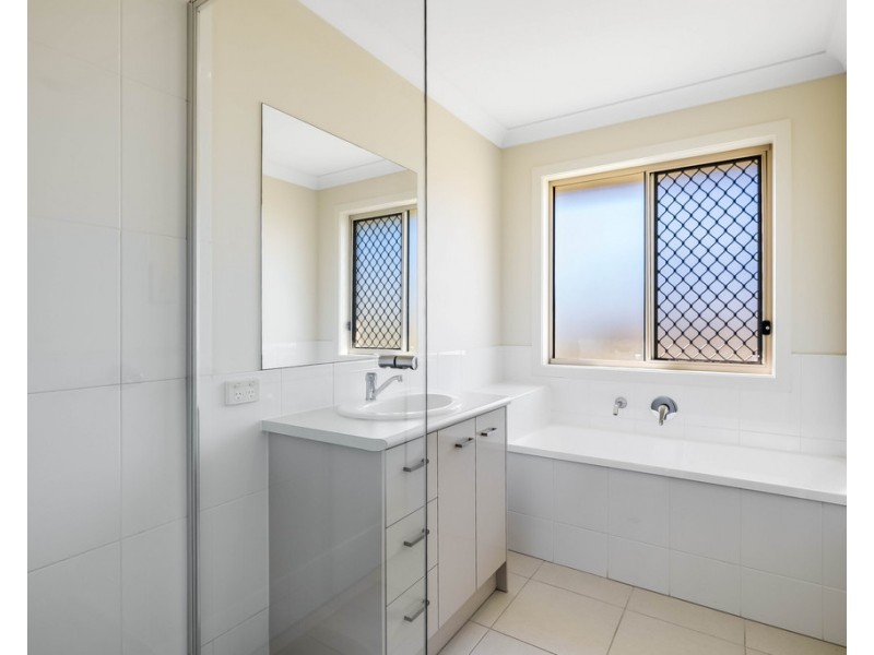 10 Monarch Street, Meringandan West QLD 4352