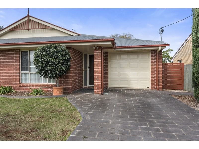 2/220a Alderley Street, Centenary Heights QLD 4350