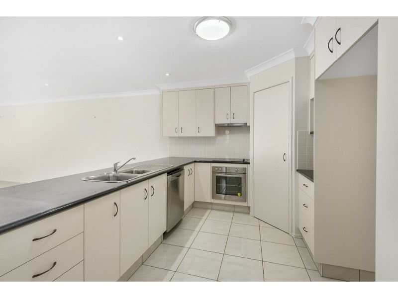 2/220a Alderley Street, Centenary Heights QLD 4350