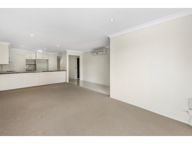 2/220a Alderley Street, Centenary Heights QLD 4350