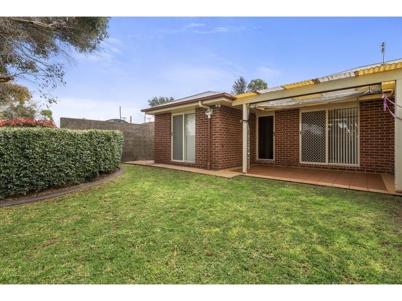 2/220a Alderley Street, Centenary Heights QLD 4350