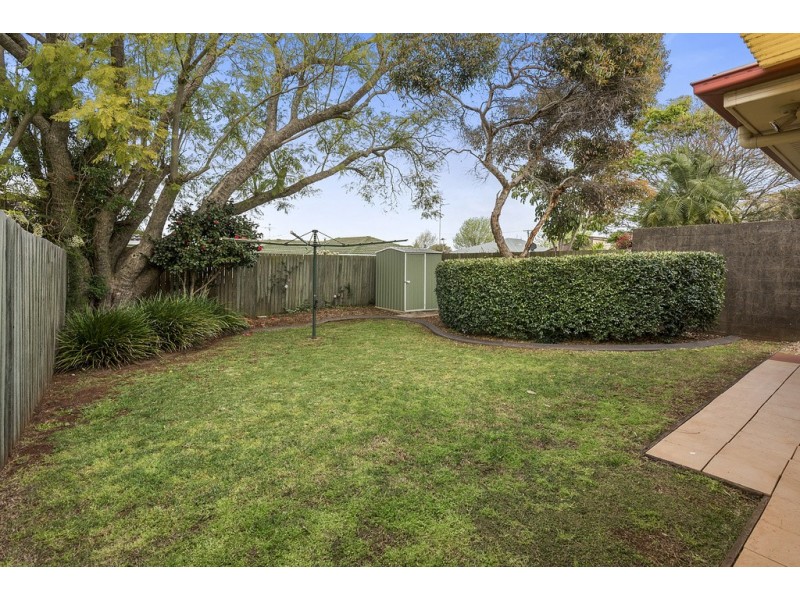 2/220a Alderley Street, Centenary Heights QLD 4350