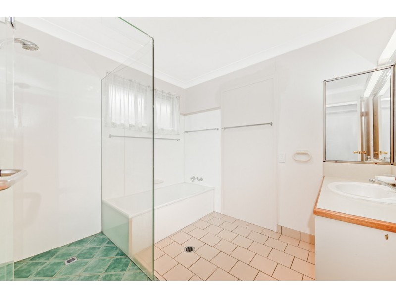 8 Donna Court, Kearneys Spring QLD 4350