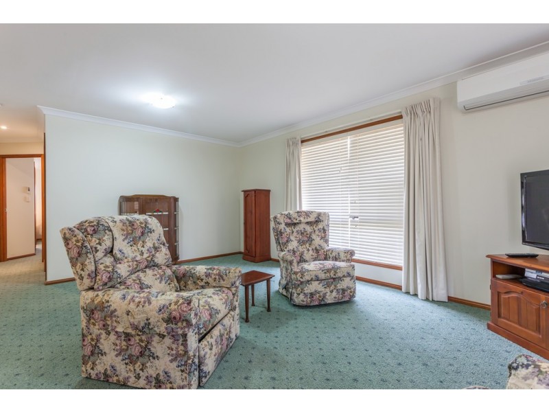 Unit 2/2 Garde Street, Centenary Heights QLD 4350