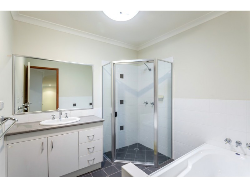 Unit 2/2 Garde Street, Centenary Heights QLD 4350