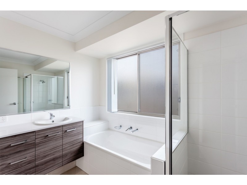 2/1a Weetwood Street, Newtown QLD 4350