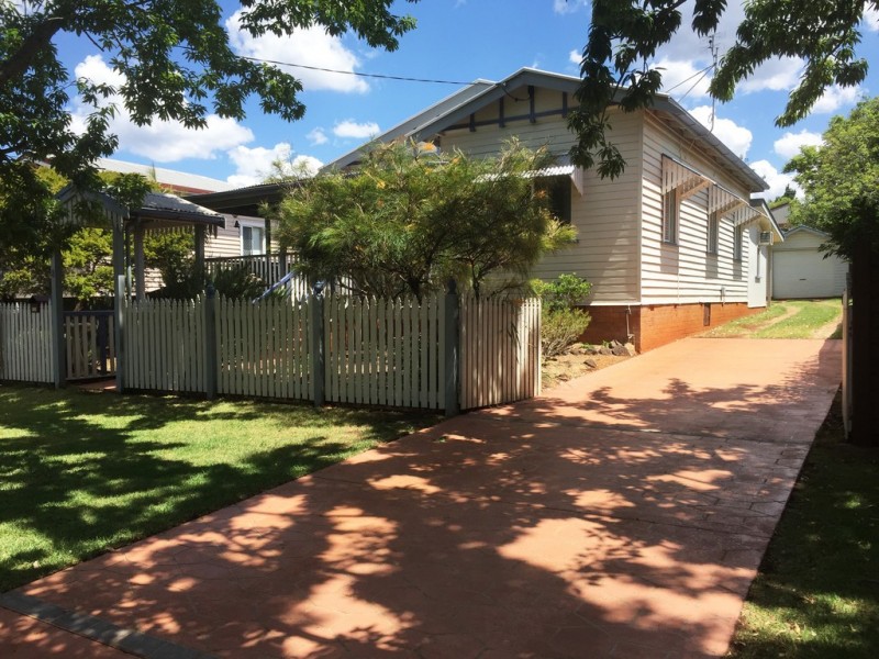 8 Leonard Street, East Toowoomba QLD 4350