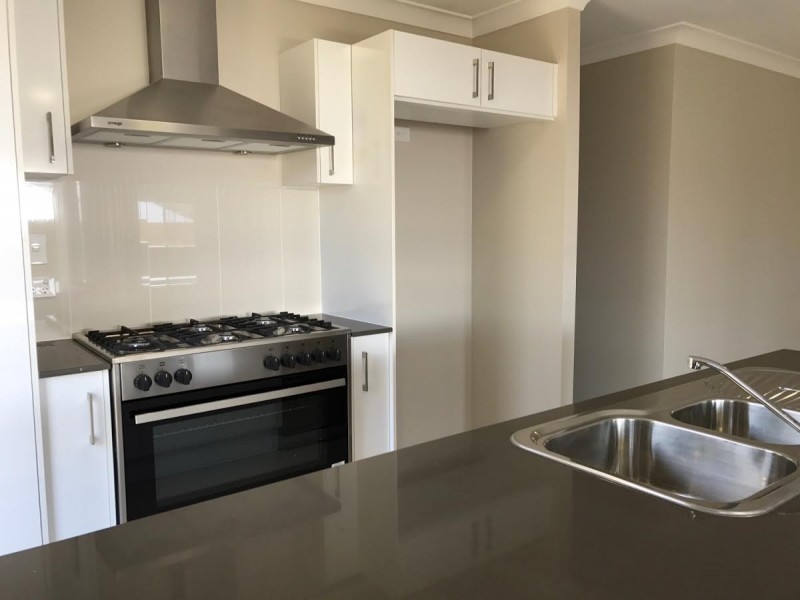 2/10 Barwick Street, Westbrook QLD 4350