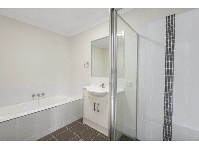 Unit 1 and 2/5 Cassidy Terrace, Mount Kynoch QLD 4350