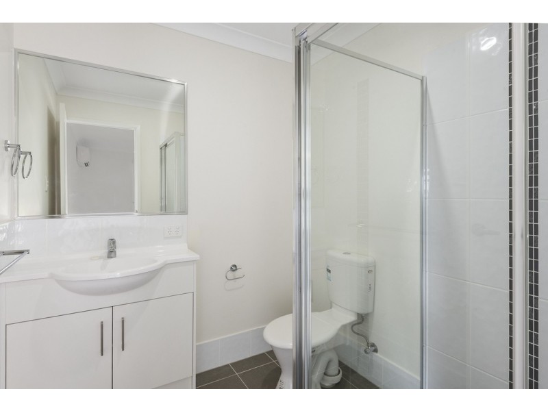 Unit 1 and 2/5 Cassidy Terrace, Mount Kynoch QLD 4350