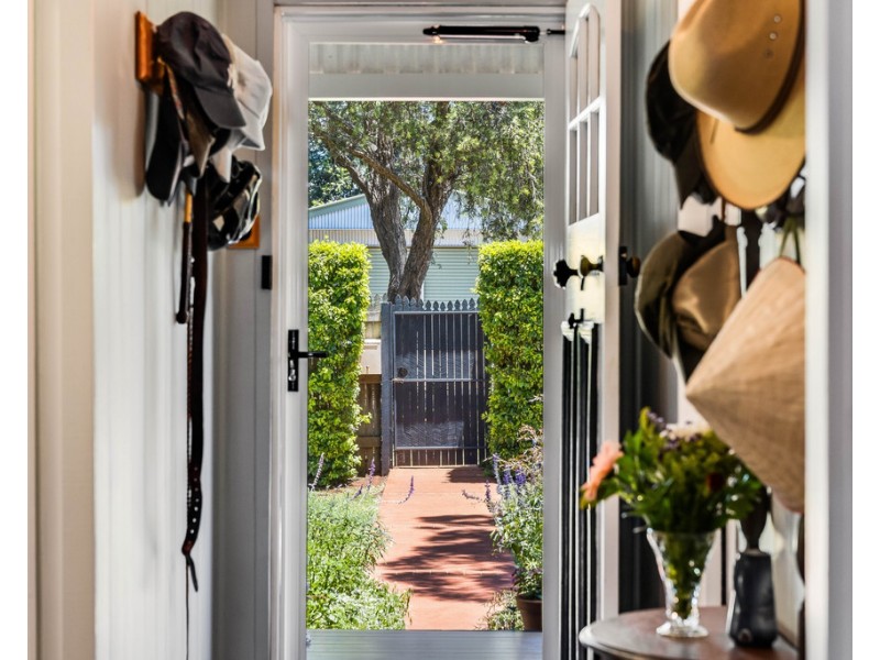 1 Wallace Street, Newtown QLD 4350