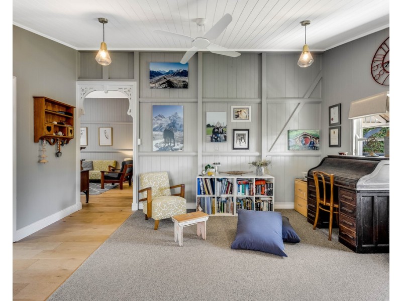 1 Wallace Street, Newtown QLD 4350