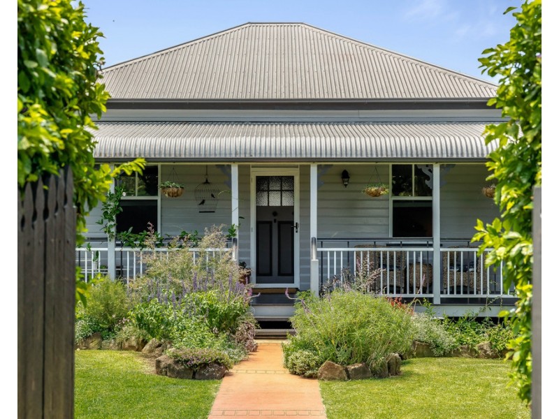 1 Wallace Street, Newtown QLD 4350