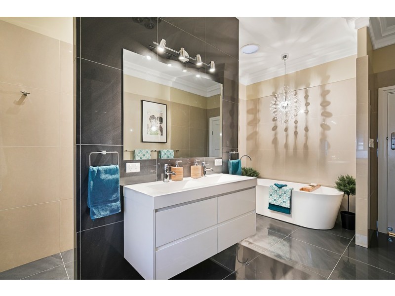 35 Mary Street, Mount Lofty QLD 4350