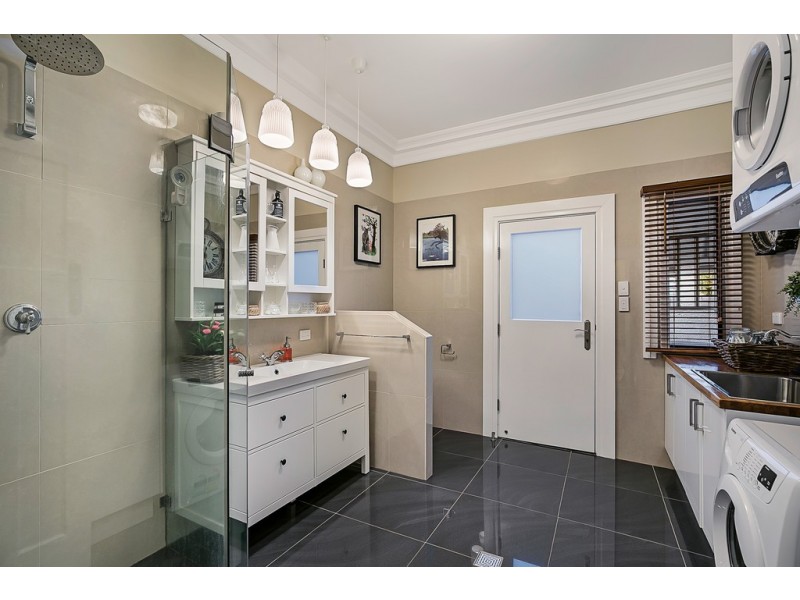 35 Mary Street, Mount Lofty QLD 4350