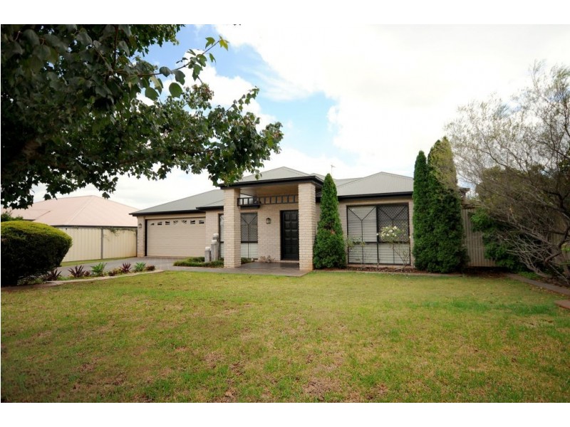 17 Chelwyn Court, Middle Ridge QLD 4350