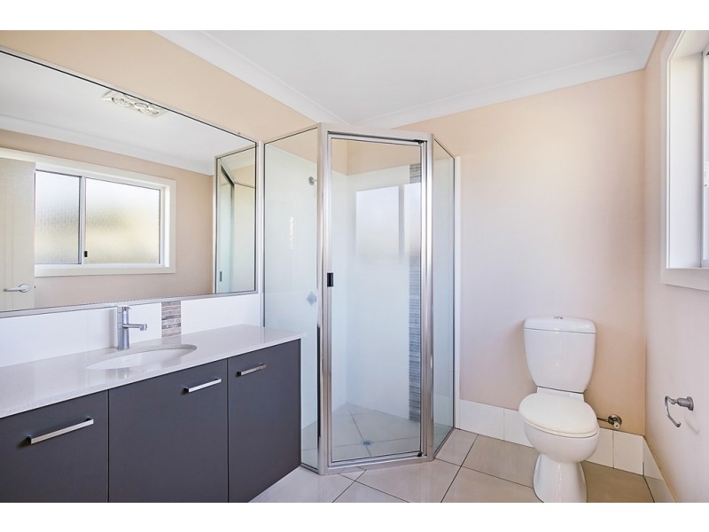 Unit 2/208 Stenner Street, Middle Ridge QLD 4350