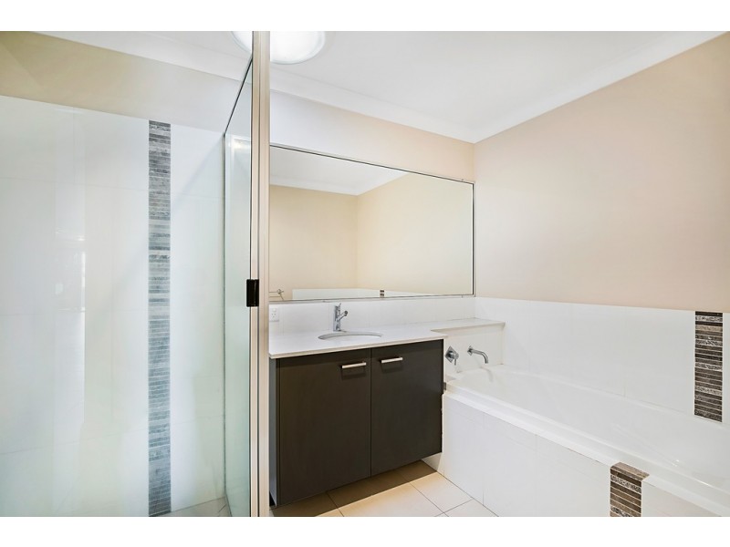 Unit 2/208 Stenner Street, Middle Ridge QLD 4350