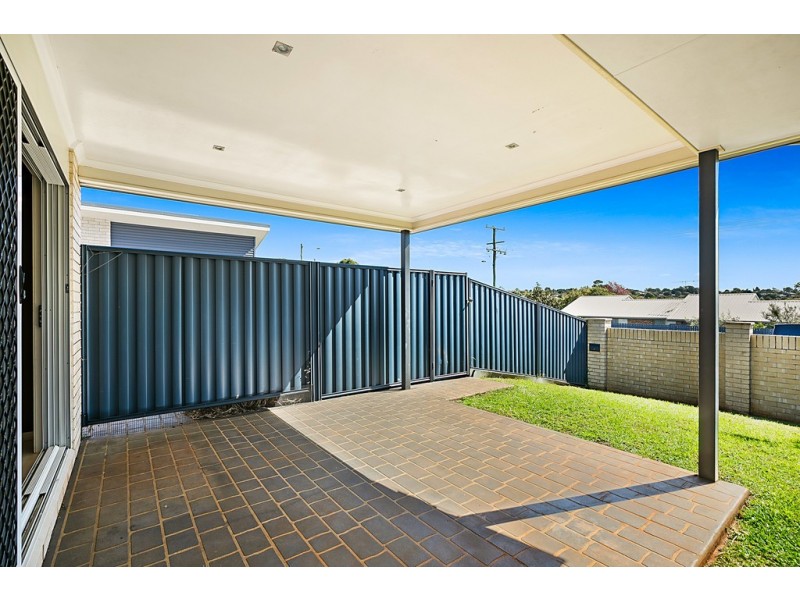 Unit 2/208 Stenner Street, Middle Ridge QLD 4350