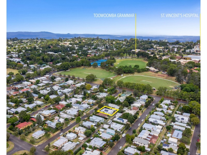 8 Pitt Street, East Toowoomba QLD 4350