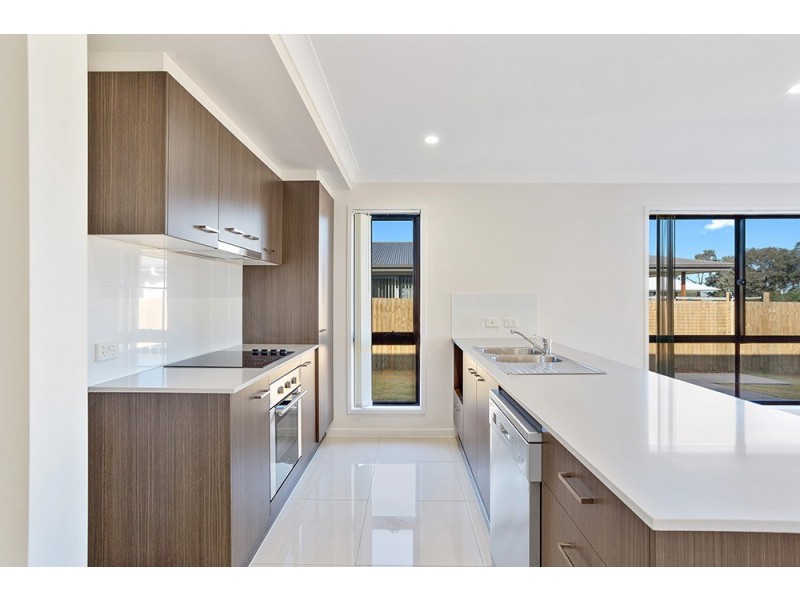 1/6 Weebah Place, Cambooya QLD 4358